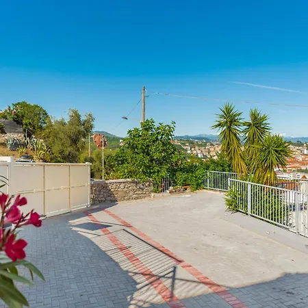 Гостевой дом Luxury Dreams 4*